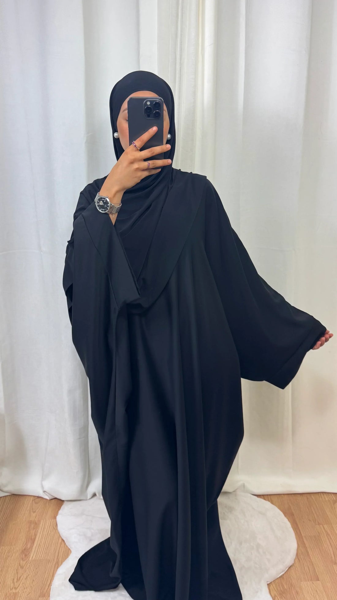 Qu’est-ce qu’une abaya saoudienne ? L’essence de la pudeur et de l’élégance traditionnelle