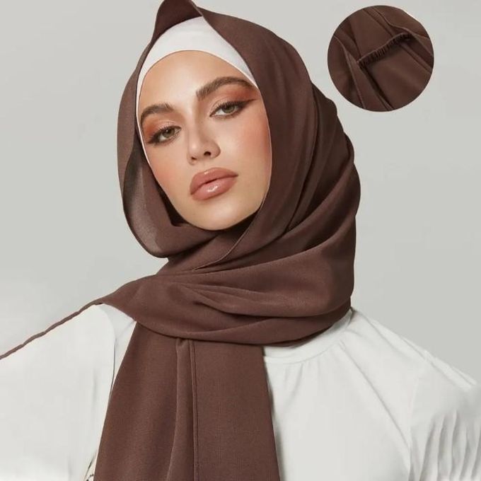 Comment porter un foulard qui ne glisse pas ? Les bons choix + les gestes simples