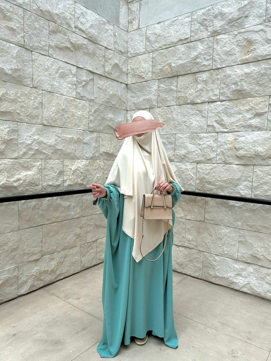 Le foulard aide-t-il à se sentir alignée ? Oui, pour beaucoup de femmes — quand il est choisi en conscience