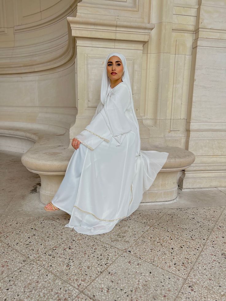 Qu’est-ce qu’une abaya ? Le guide complet pour comprendre ce vêtement emblématique