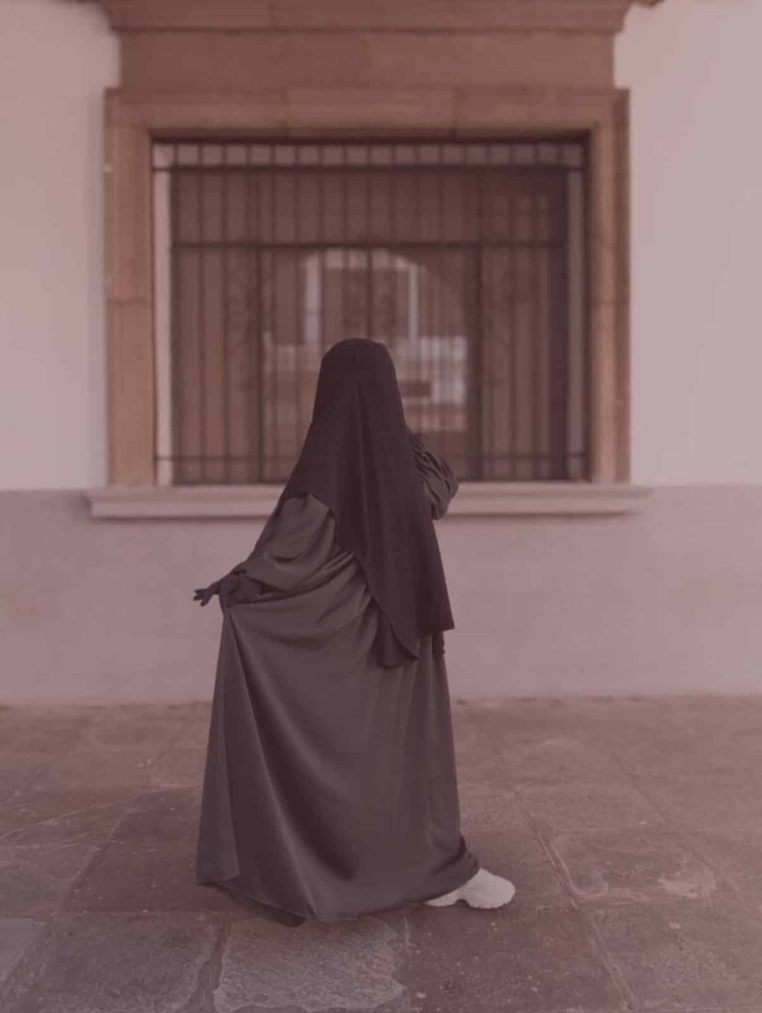 Qu’est-ce que le tissu nidha ? Le tissu phare des abayas modernes