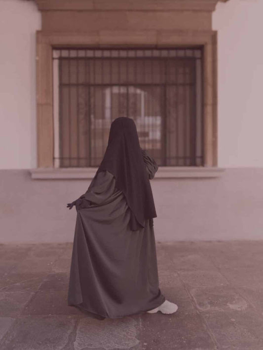 Qu’est-ce que le tissu nidha ? Le tissu phare des abayas modernes