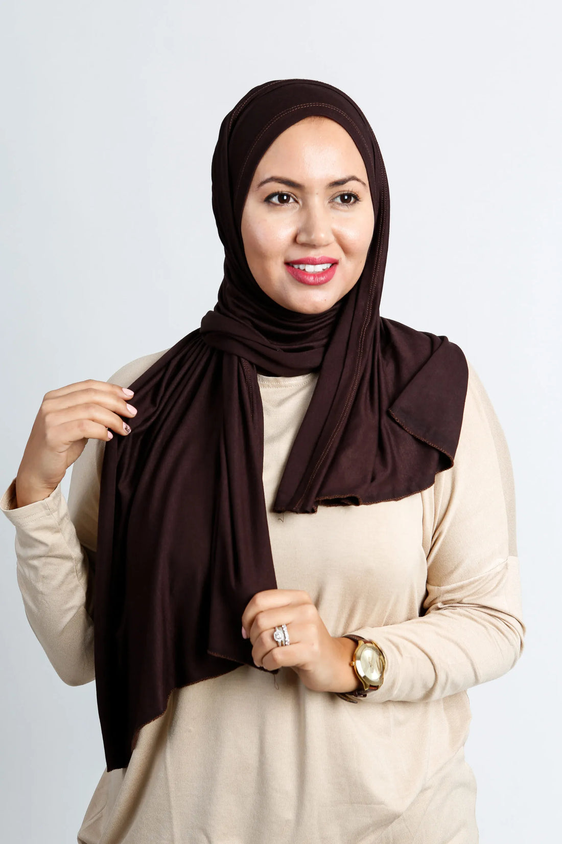 Comment porter un foulard ? Les façons simples, élégantes et pratiques