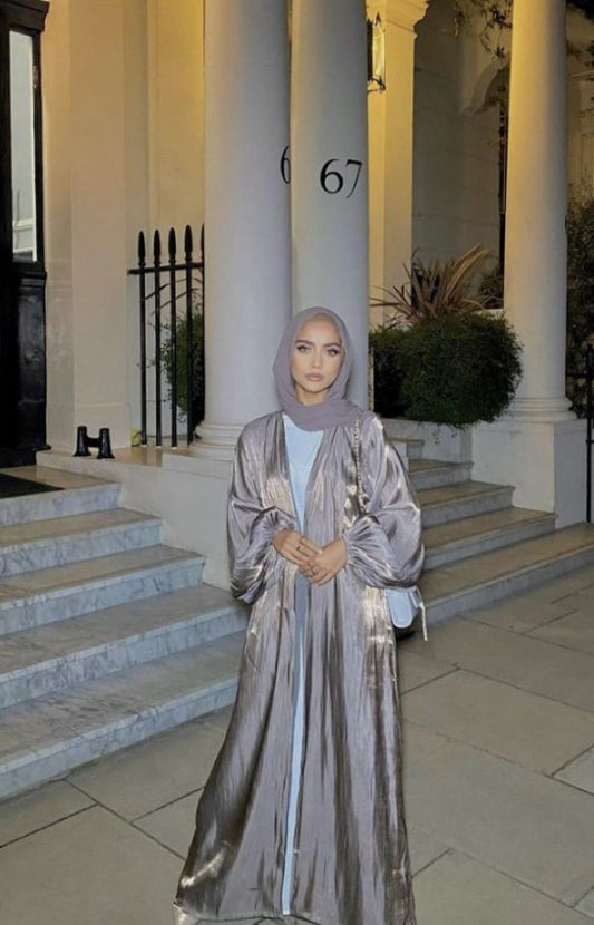 Peut-on porter une abaya sans être musulmane ? Une réponse claire et ouverte