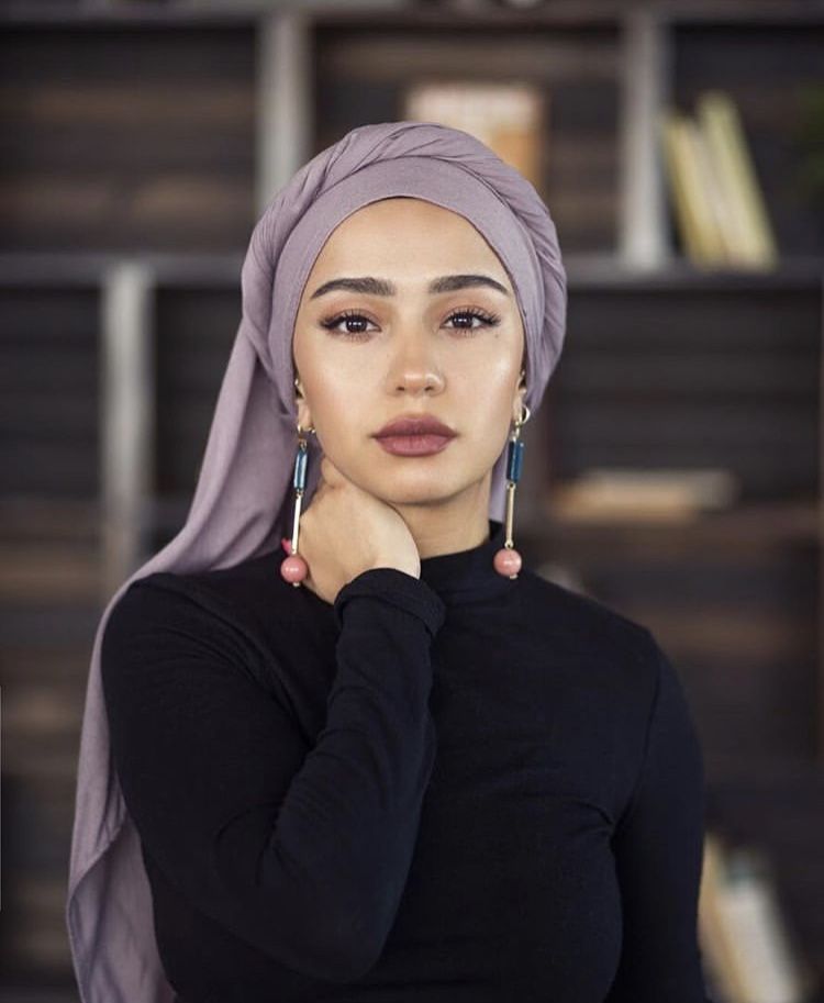 Comment porter un foulard quand on a un petit visage ? Léger, proportionné et sans surcharge