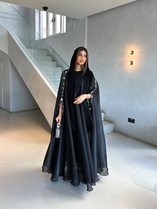 Qu’est-ce qu’une abaya avec cape ? L’élégance fluide et majestueuse
