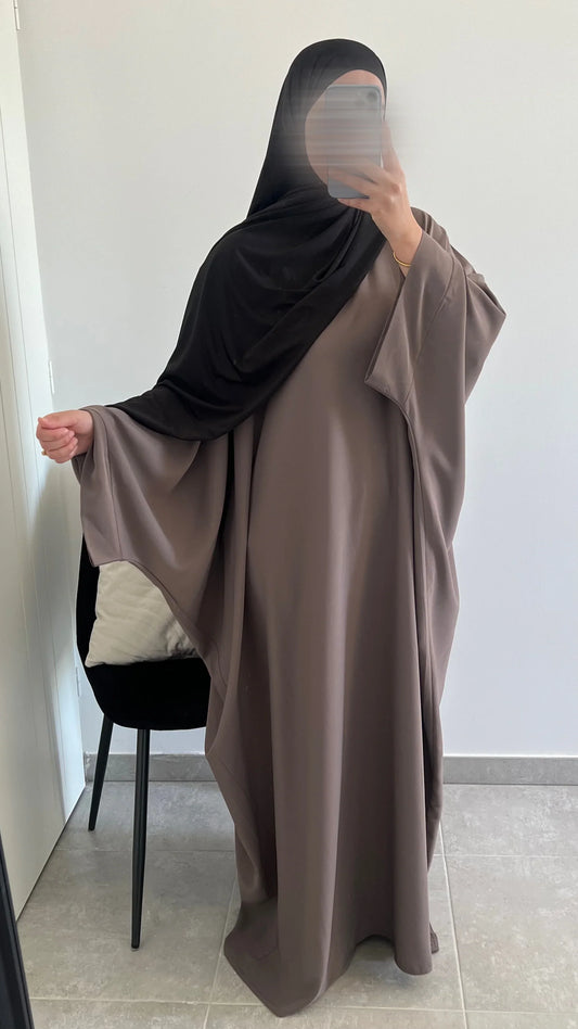 Quel foulard porter avec une abaya noire ?  Élégance, contraste maîtrisé et harmonie