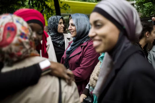 Pourquoi le foulard suscite autant de débats ?  Entre projections sociales, enjeux politiques et liberté individuelle