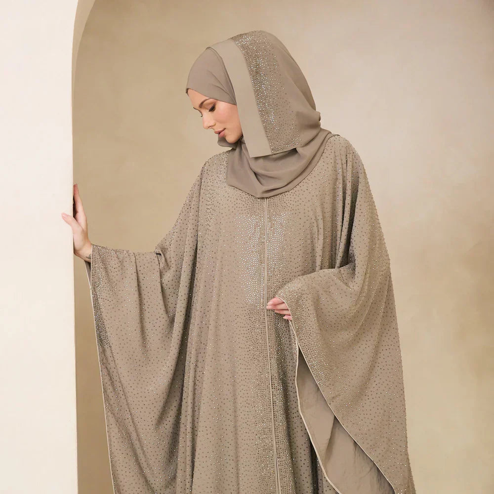 Quelle est l’origine de l’abaya ? Histoire et évolution d’un vêtement intemporel