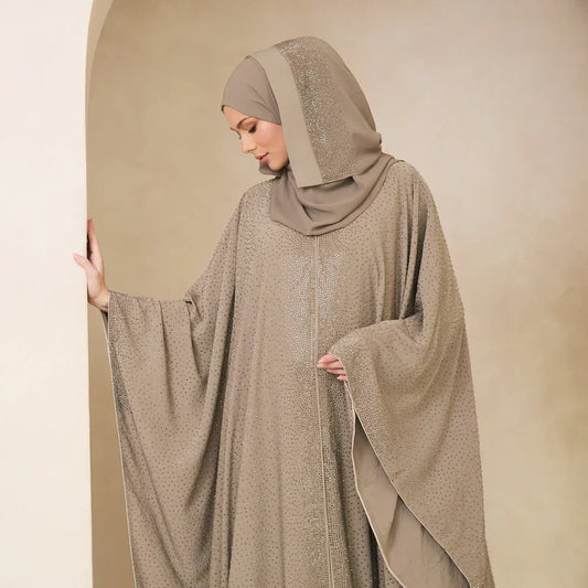 Quelle est l’origine de l’abaya ? Histoire et évolution d’un vêtement intemporel