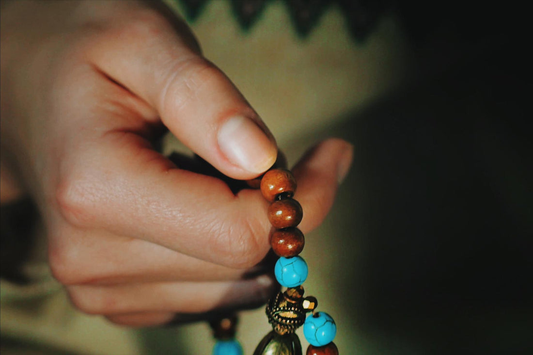 Le chapelet peut-il apaiser le cœur ? Oui — par le dhikr, la répétition et la présence intérieure