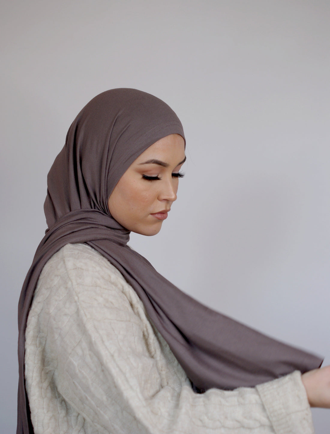 Quelle est la différence entre un foulard en soie et en satin ? Matière, rendu et usage : la comparaison essentielle