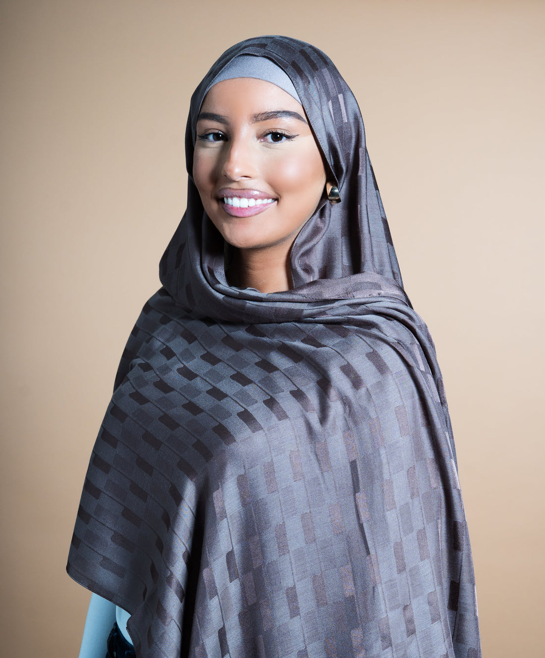 Quelle est la différence entre un foulard en coton et en viscose ? Comparaison claire pour faire le bon choix