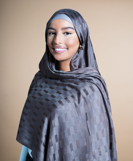 Quelle est la différence entre un foulard en coton et en viscose ? Comparaison claire pour faire le bon choix