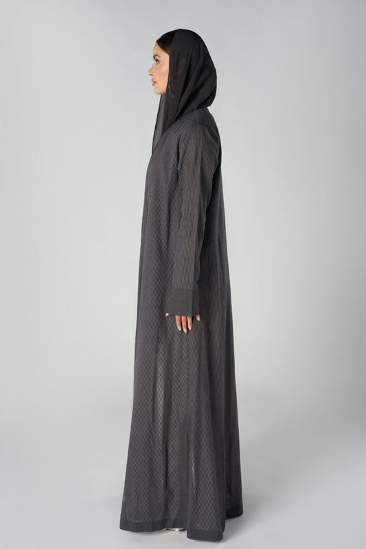 Quelle abaya pour un look minimaliste ? Simplicité, lignes pures et élégance