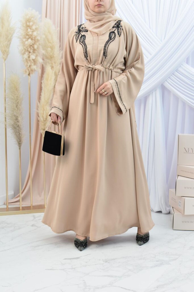 Comment entretenir une abaya de luxe ? Les gestes essentiels pour préserver son élégance