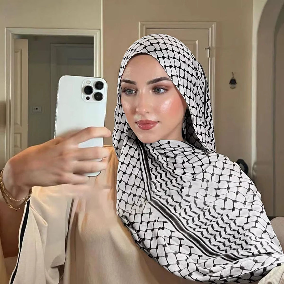 Quel foulard pour le travail ?  Sobriété, confort et professionnalisme