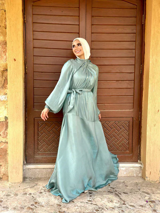 Comment éviter que l’abaya se froisse ? Astuces simples pour un tombé toujours impeccable`
