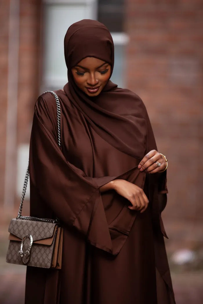 Depuis quand porte-t-on le foulard ? Une histoire millénaire et universelle
