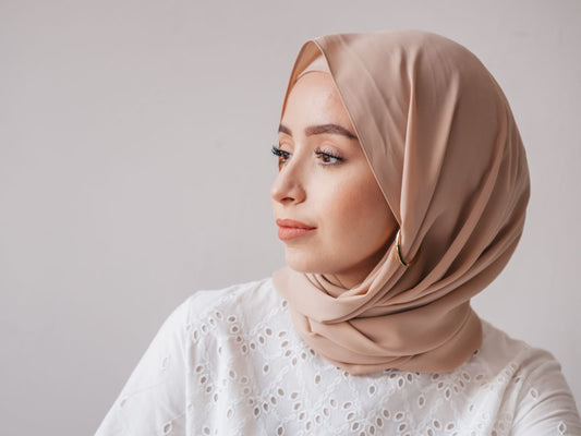Le foulard est-il une affirmation de soi ?  Oui — lorsqu’il est porté comme un choix conscient