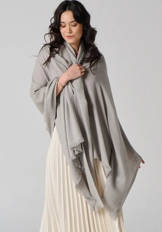 Qu’est-ce qu’un châle ? Définition, usages et différences avec le foulard