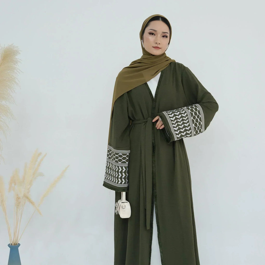 Peut-on porter une abaya tous les jours ? Oui, et c’est même l’un de ses grands atouts