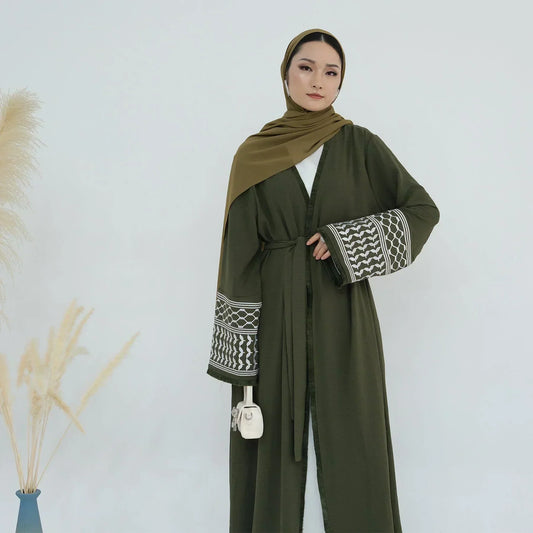 Peut-on porter une abaya tous les jours ? Oui, et c’est même l’un de ses grands atouts