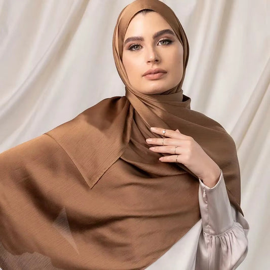 Comment porter un foulard pour une occasion spéciale ? Élégance, fluidité et harmonie