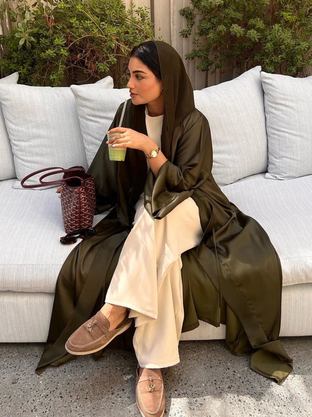 Quelles couleurs d’abaya pour l’automne ? Les teintes chaudes et élégantes à privilégier
