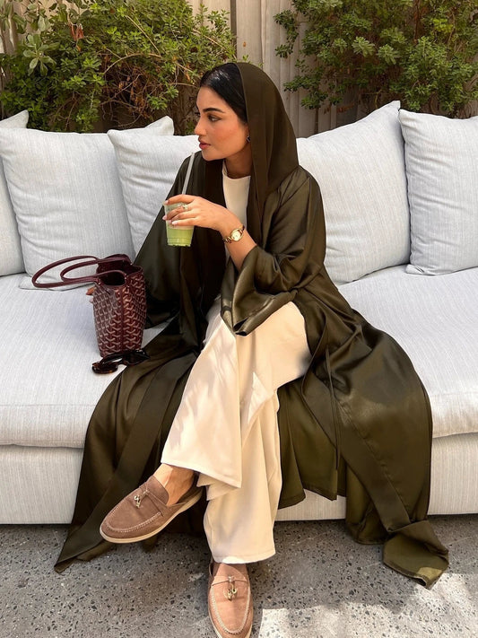 Quelles couleurs d’abaya pour l’automne ? Les teintes chaudes et élégantes à privilégier