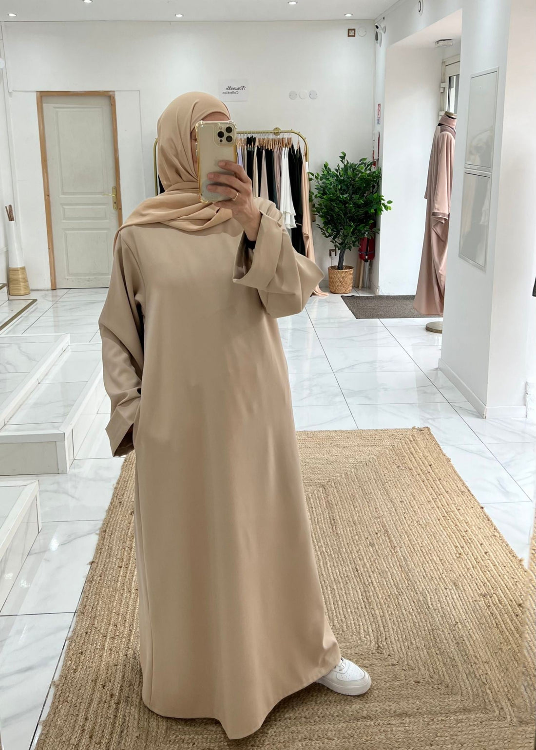 À quoi sert une abaya ? Comprendre son utilité, son sens et son rôle aujourd’hui