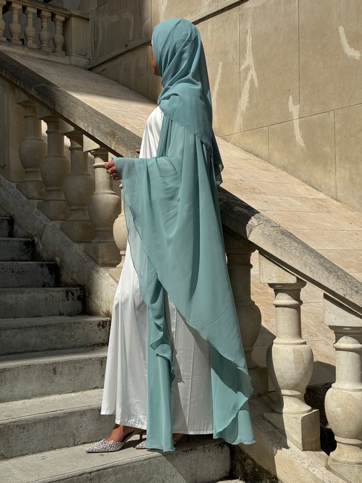 Quelle abaya pour femme grande ? Sublimer la silhouette avec fluidité et élégance