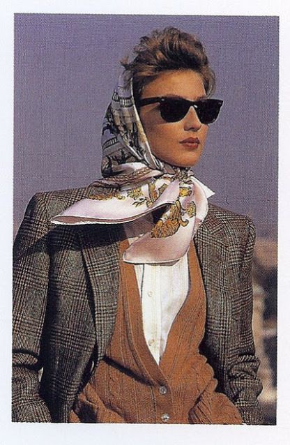 Comment le foulard est-il devenu un accessoire de mode ? De l’utilitaire au symbole d’élégance