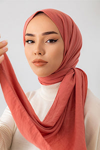 Foulard uni ou imprimé ?  Comment choisir selon le style et l’occasion