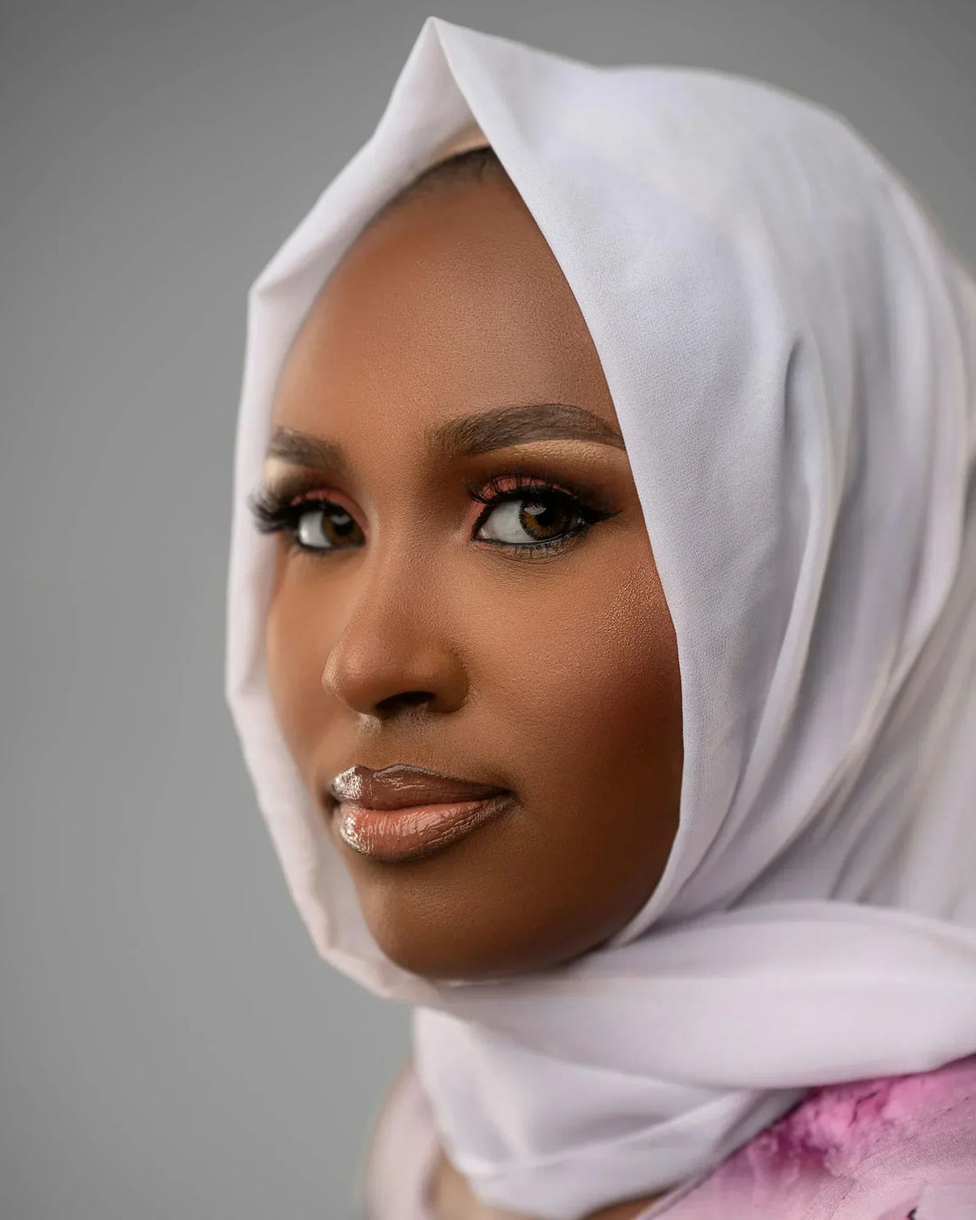 Quel foulard affine le visage ?  Créer de la verticalité, de la fluidité et de l’équilibre