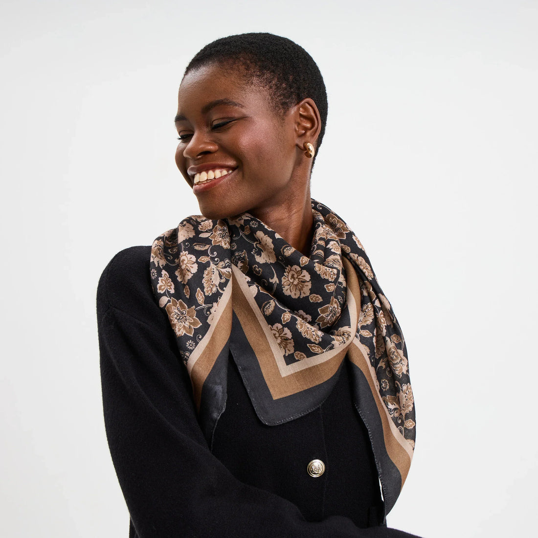 Le foulard est-il un symbole ?  Oui — mais pas un symbole unique ni figé