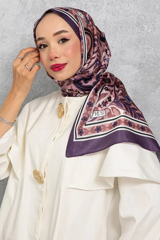 Peut-on porter un foulard en soirée ?  Oui, avec élégance et justesse