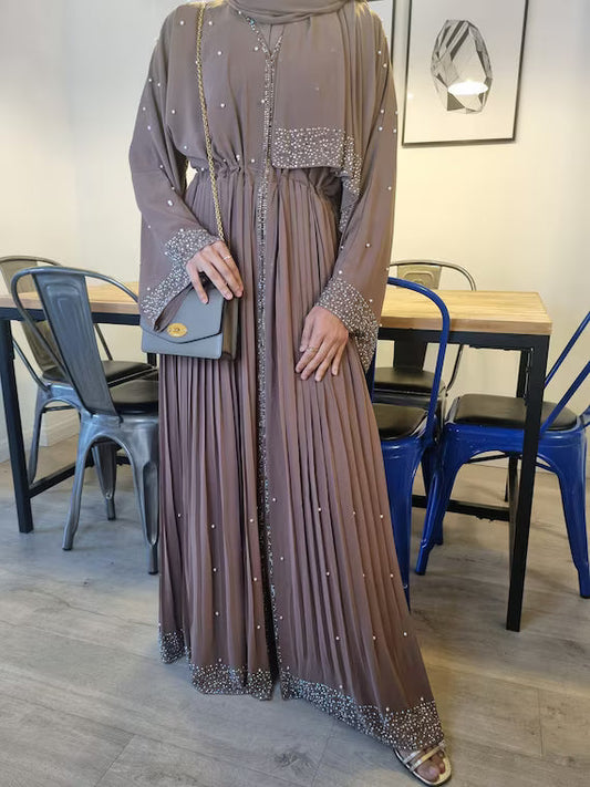 Qu’est-ce qu’une abaya Dubai ? L’élégance luxueuse au cœur de la mode pudique