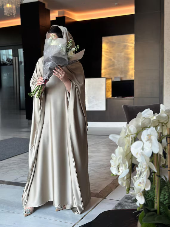 Comment l’abaya accompagne le chemin spirituel ? Présence, cohérence et apaisement