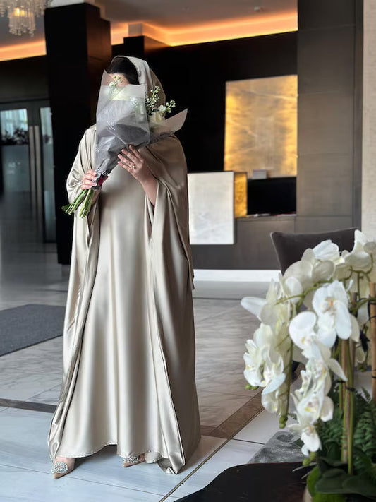 Comment l’abaya accompagne le chemin spirituel ? Présence, cohérence et apaisement