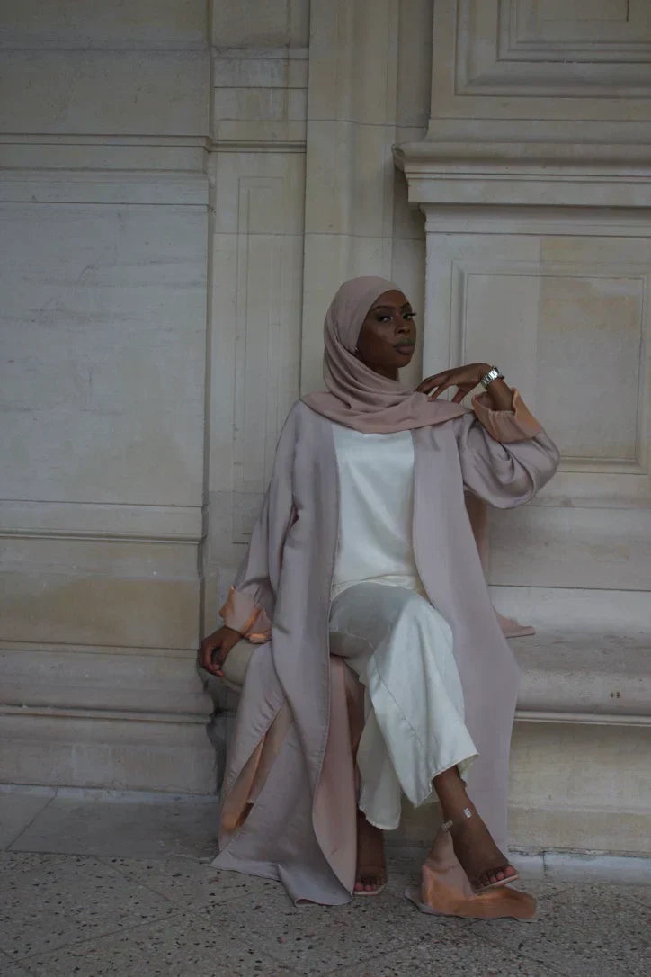 Qu’est-ce qu’une abaya fermée ou ouverte ? Comprendre les deux styles pour bien choisir