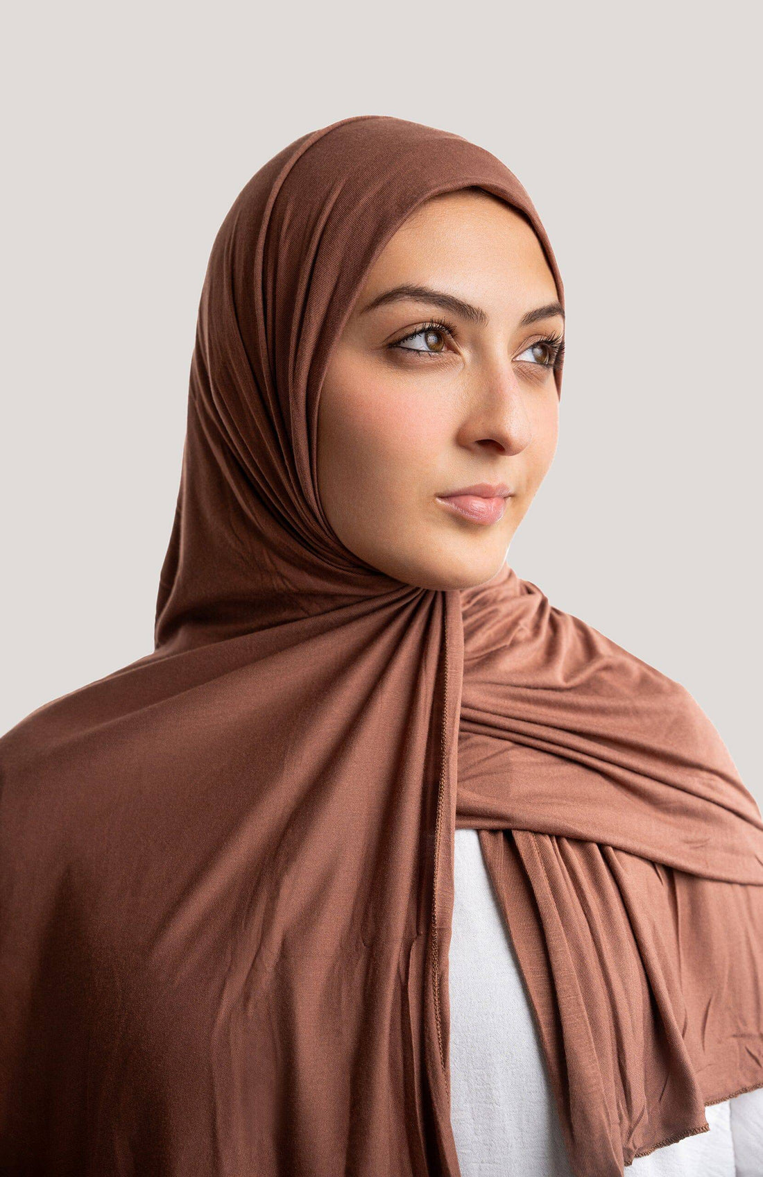 Quel foulard ne glisse pas ? Les matières les plus stables pour un port confortable