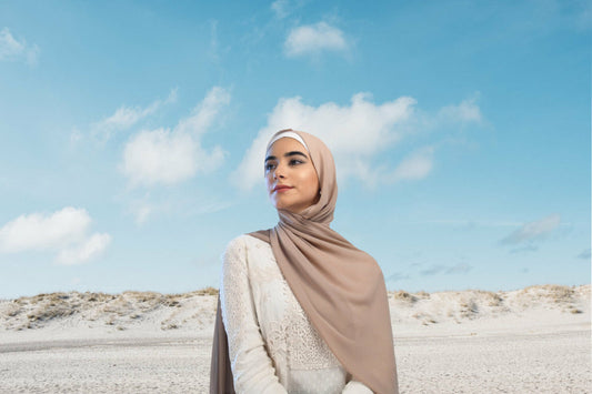 Quelle matière de foulard choisir pour le quotidien ? Confort, tenue et simplicité avant tout