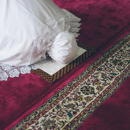 Peut-on prier sans tapis de prière ?