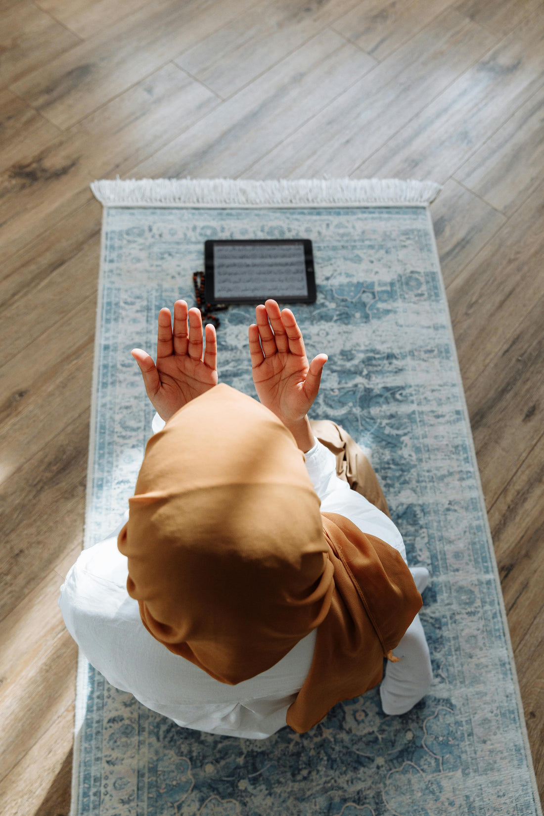 Comment s’appelle le tapis de prière en arabe