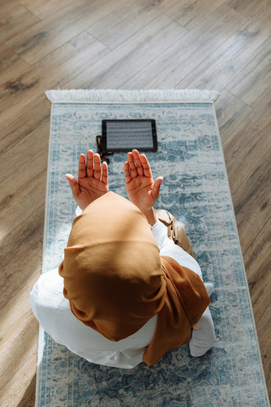 Comment s’appelle le tapis de prière en arabe