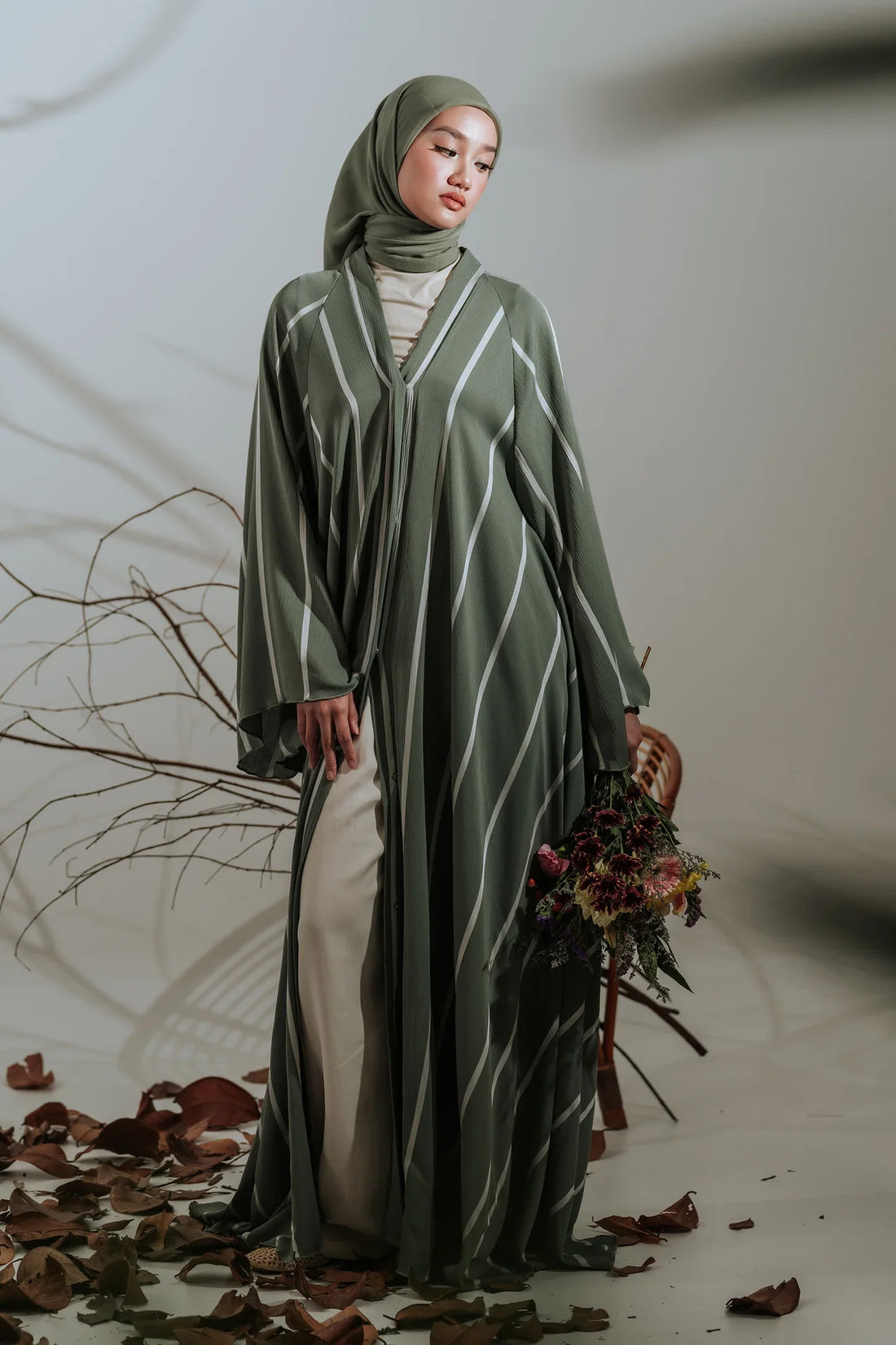 Comment porter un foulard avec une abaya ? Harmonie, fluidité et élégance naturelle