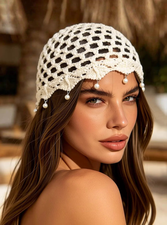 Bonnet bohème femme en maille ajourée au crochet avec pendentifs décoratifs en perles.