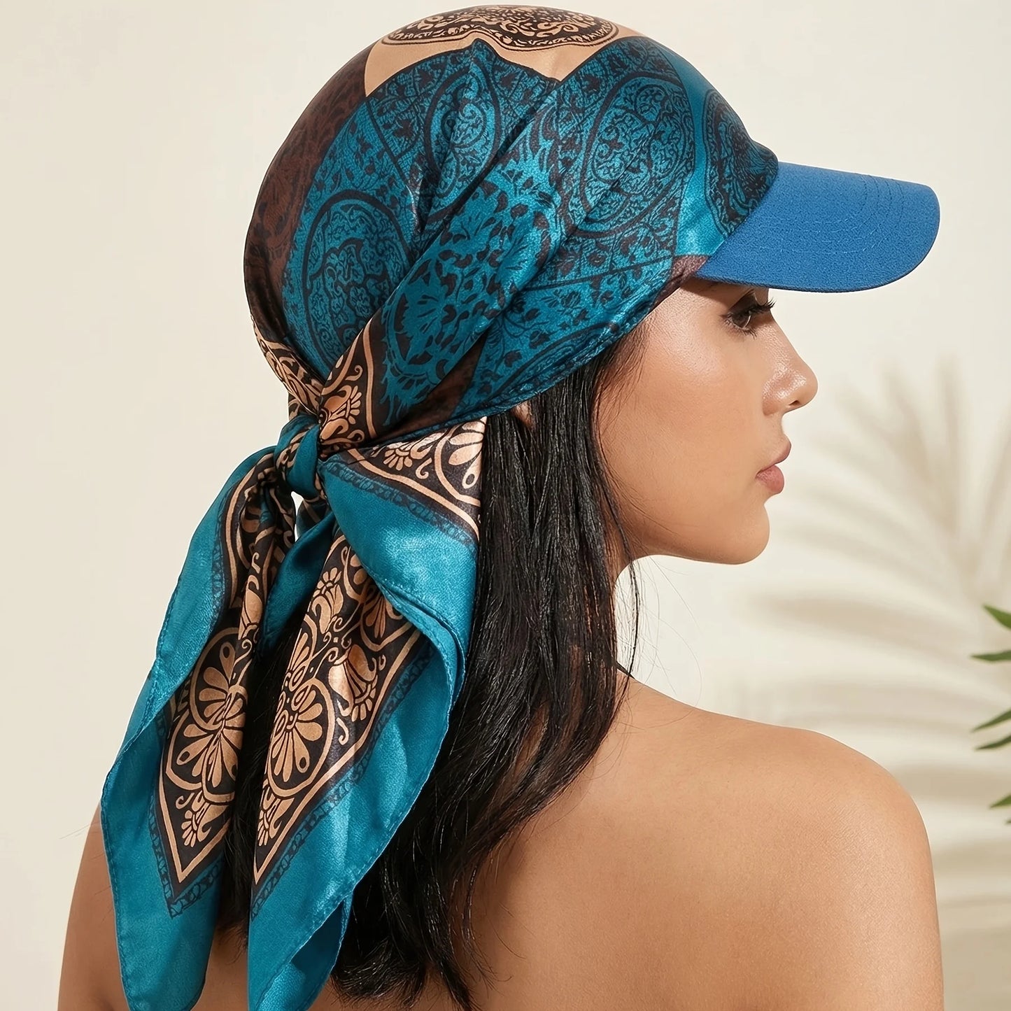 Foulard femme imprimé bleu avec casquette intégrée offrant une protection solaire UV pour la tête, les oreilles et la nuque.