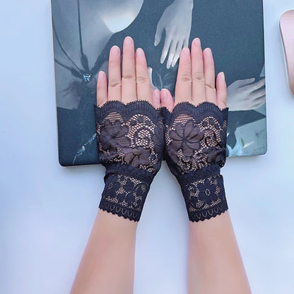Gants Courts en Dentelle Noire – Volants Élégants & Détails Romantiques